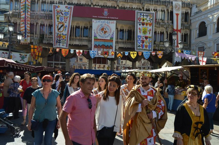 El Rey Sabio muestra su mercado a las autoridades locales