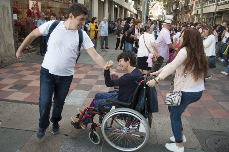 Bailando contra la parálisis de una sociedad que no garantiza una vida plena y autónoma para todos