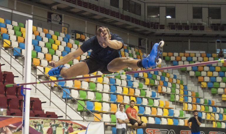 Los gallos galos superaron el metro y medio con sus patines