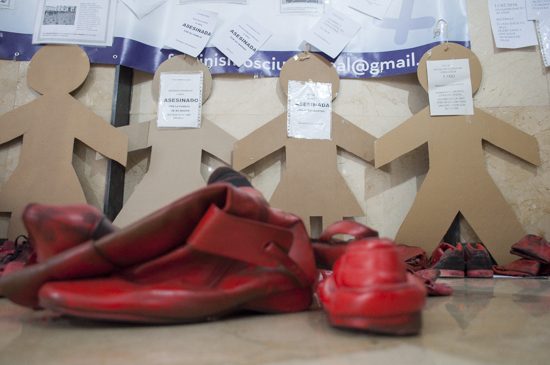 zapatos-rojos-residencia-universitaria-santo-tomas-de-villanueva-1