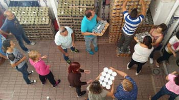 Puertollano: Voluntarios de la Iglesia Evangélica descargan la comida del Banco de Alimentos de Ciudad Real