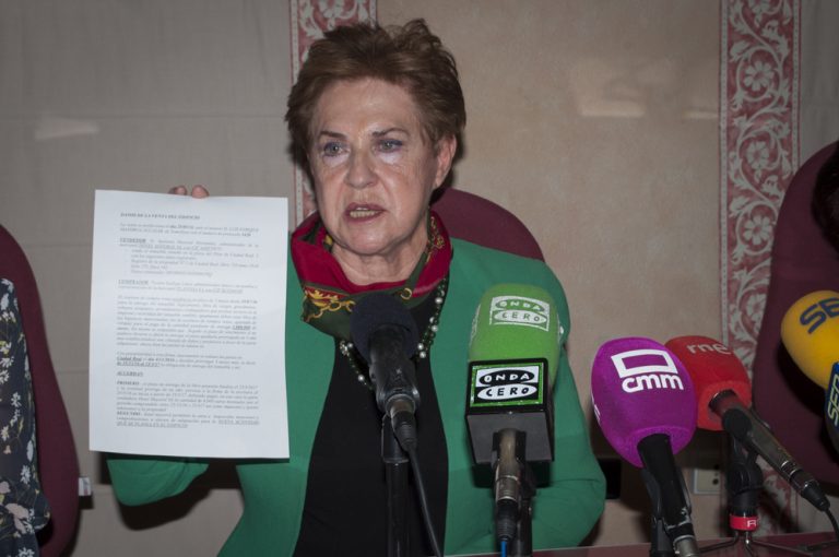 Los ancianos de la residencia de la Plaza del Pilar confían en que la Junta obligue a mantener el centro abierto hasta el próximo otoño