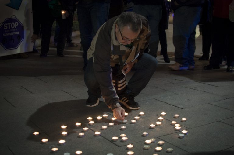 Velas por el cese de los cortes de luz a las familias con problemas económicos