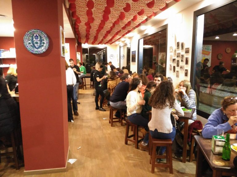 El tapeo <i>granaíno</i> se hace un hueco en la calle Palma