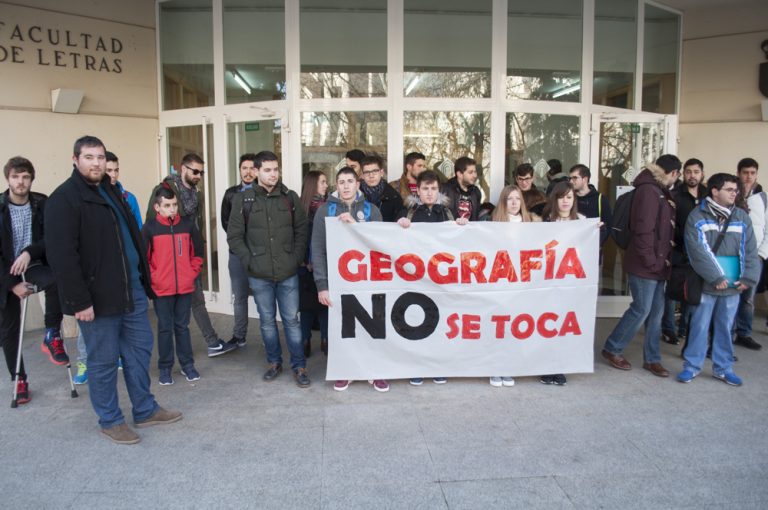 Los estudiantes piden a los profesores que se sitúen con ellos «en primera línea» contra el cierre de Geografía