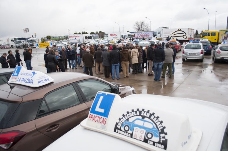 Las autoescuelas protestan en Ciudad Real por la falta de examinadores