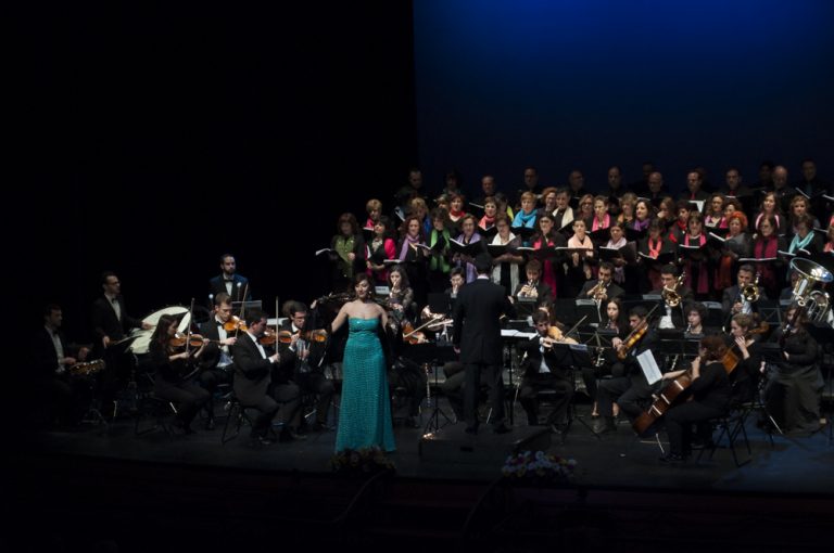La Ofman se calza unas medias de seda color carmesí