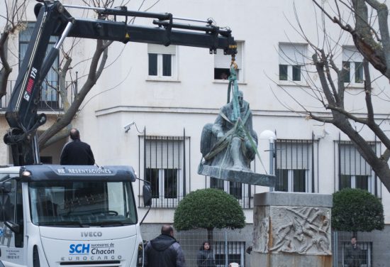 retirada de la estataua de Cervantes 3