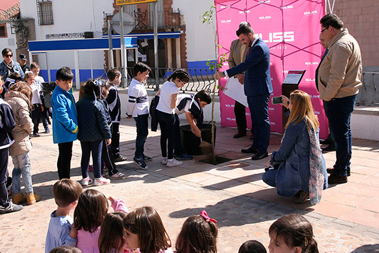 Todos-los-escolares-has-puesto-su-propio-gramito-de-tierra-al-joven-ejemplar