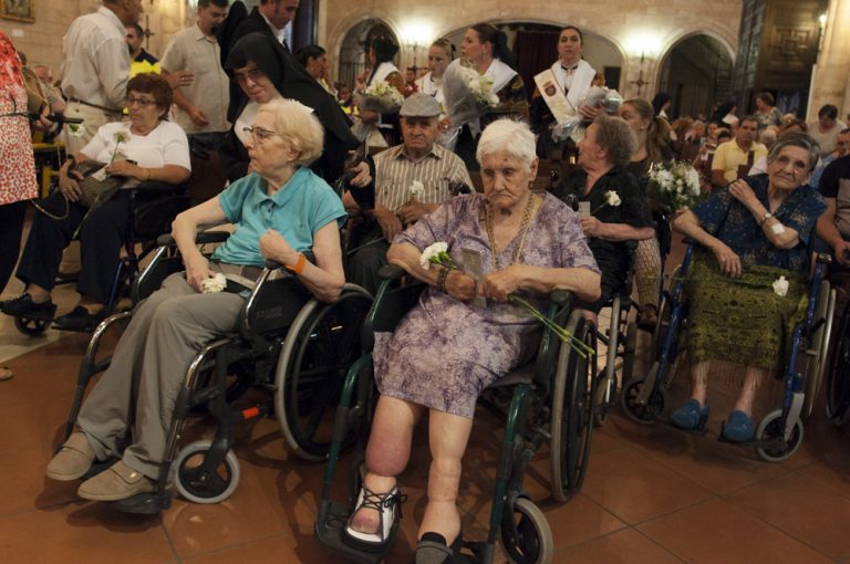 Cincuenta y cinco años de la Caravana Blanca: Los enfermos y ancianos a los pies de la Virgen del Prado
