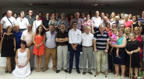 IMAGEN DE FAMILIA DE TODOS LOS ASISTENTES AL HOMENAJE