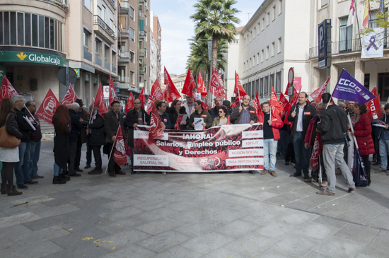 UGT y CCOO se concentran en defensa de los servicios públicos y en ...
