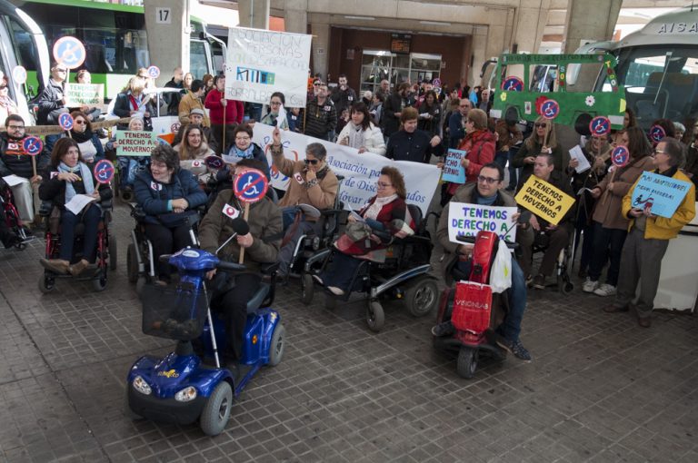 Personas con discapacidad se concentran en la estación de autobuses para exigir accesibilidad