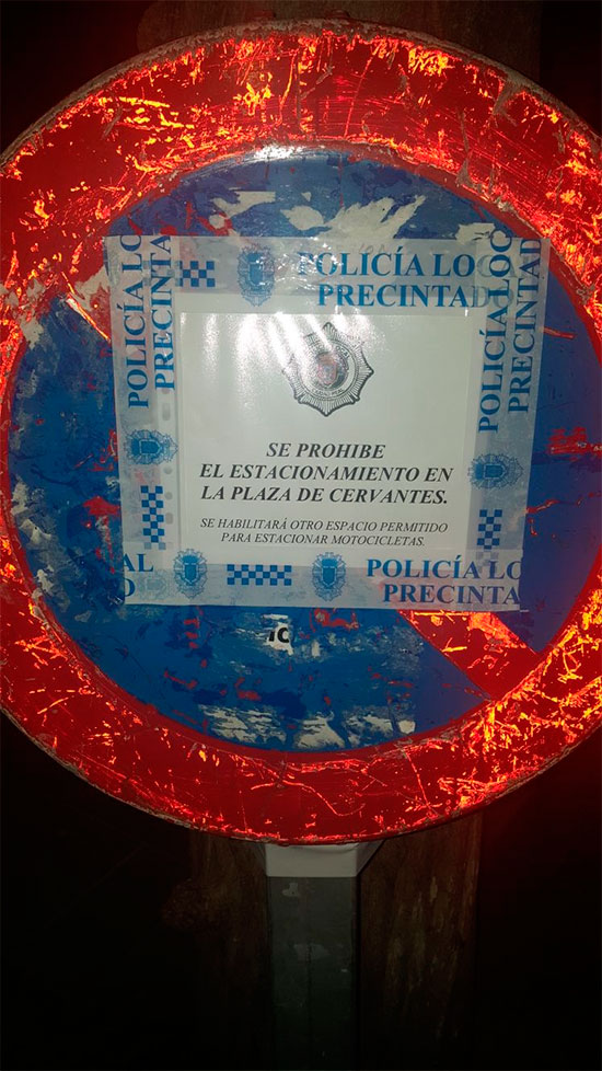 prohibido-motos-en-la-plaza-cervantes-2