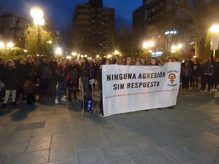 “Ninguna agresión sin respuesta”: Más de medio centenar de personas muestran su rechazo a la violencia machista