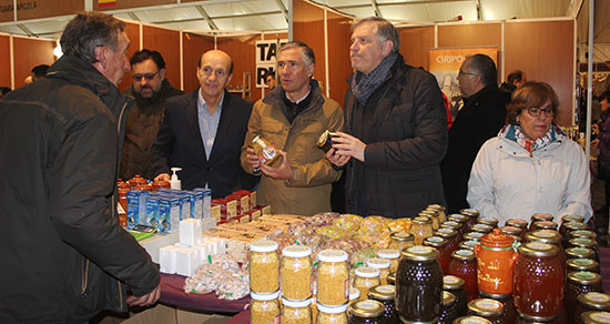 El-portavoz-del-Grupo-Popular-en-las-Cortes-regionales-Francisco-Cañizares-durante-su-visita-a-la-Feria-Apicola-Internacional-de-Pastrana-110318