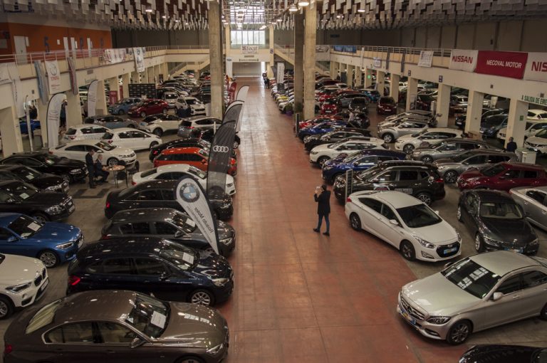 Coches híbridos y eléctricos de segunda mano, uno de los atractivos de FECIRAUTO 2018, que abre hoy sus puertas