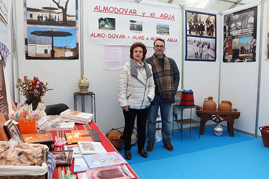 Javier-de-la-Fuente,-en-el-stand-de-los-'Amigos-de-la-Historia-de-Almodóvar-del-Campo'