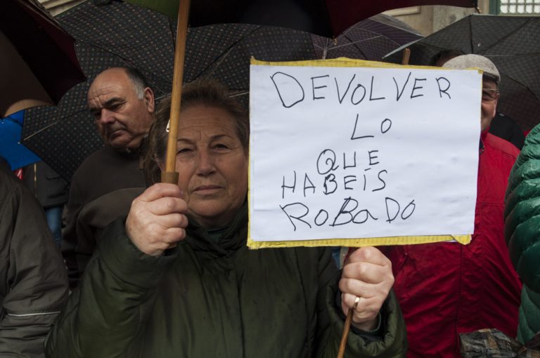 Reivindicando bajo la lluvia: Coordinadora en Defensa de las Pensiones y sindicatos se mojan por separado