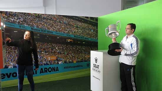 Visitante-con-la-copa