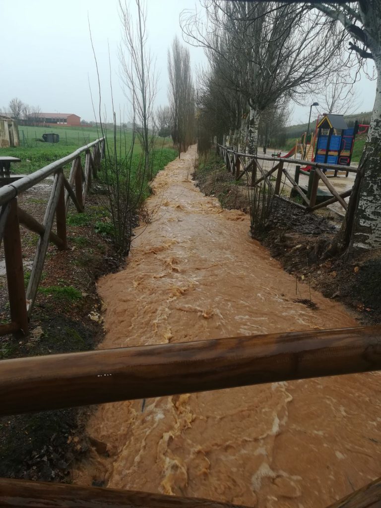 Valverde: Se inunda el parque y la carretera tras rebosar el arroyo