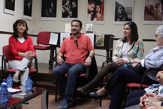 Galán Gal, en el centro, entre la coordinadora del Club de Lectura y la concejala de Cultura