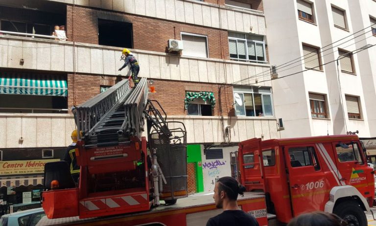 Ciudad Real: Los bomberos apagan un incendio en un vivienda de la calle Tinte, en el que ha fallecido un perro