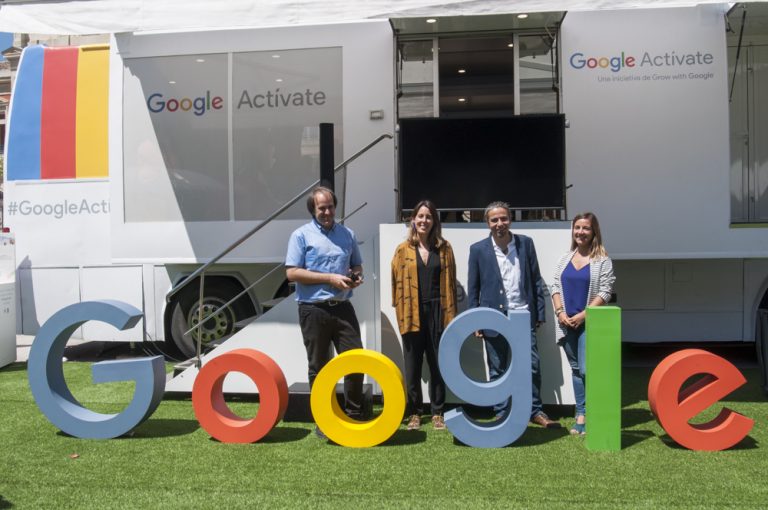 El bus de Google ofrece formación en competencias digitales en la Plaza de la Constitución