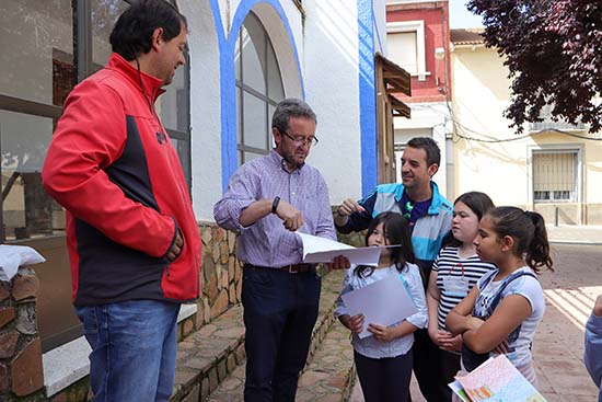 Toledano, en el centro, viendo los trabajos ganadores