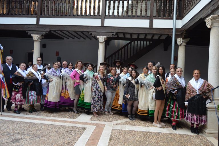 Colorida recepción de los grupos del XIX Festival Folclórico  Virgen de Alarcos