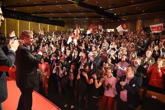 Page entra en precampaña ante 1.500 personas y apuntando a Cospedal: «Estoy haciendo lo contrario que ella»