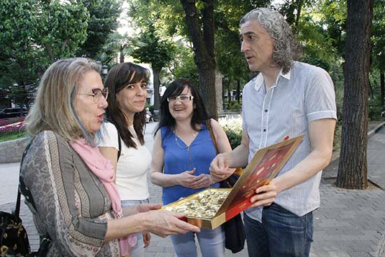 Javier Márquez repartió bombones a sus visitantes