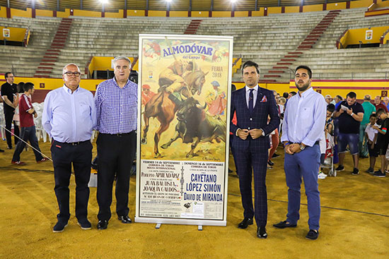 En-primer-término,-junto-al-cartel,-Carmelo-García,-José-Lozano,-Jorge-Buendía-y-Roberto-Donoso