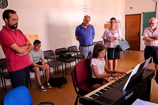 Escuchando la interpretación de una alumna al piano