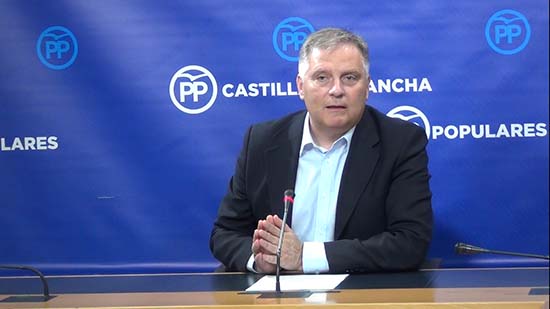 Francisco Cañizares durante la rueda de prensa en las Cortes regionales