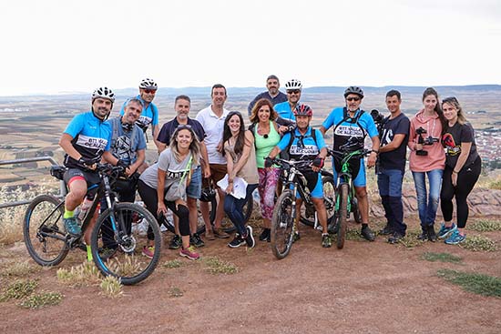 Mariló Leal (centro) y otros miembros del equipo de CMM, con integrantes del Club BTT 'Valle de Alcudia' el pasado jueves