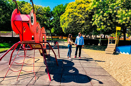 Un-momento-de-la-visita-del-teniente-de-alcalde-y-la-aparejadora-municipal-al-parque-infantil