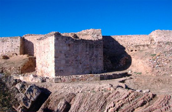 Torre y foso seco del castillo de Alarcos, lado este