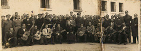 Foto cedida por Doña Josefa Mohíno Serrano. Foto de los internos de la Prisión Provincial de Ciudad Real nº 1, durante la visita del Comité de la Cruz Roja Internacional para el trato de Prisioneros, en el día de la Patrona de las Prisiones del año 1939. Dicha prisión se llenó con los presos de Ciudad Real y comarca en su mayoría, hasta el año 1940 en que fueron juzgados. Después fueron enviados a prisiones en Valdenoceda (Burgos), el Penal del Dueso en Cantabria, o el de Tabacalera en Bilbao. Otros fueron sentenciados a muerte y ejecutados por fusilamiento