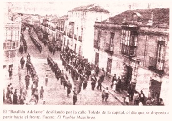 El Batallón de Milicias “Adelante”, desfila por la calle Toledo de Ciudad Real a la altura de la esquina de la calle Rosa camino de la estación de tren en el verano de 1936. Fuente “El Pueblo Manchego”