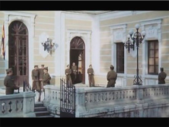 fotograma de la recreación del final de la Guerra en el Casino de Ciudad Real, utilizado como Estado Mayor del Ejército de Extremadura, en la película “La Guerra del General Escobar” 1984.