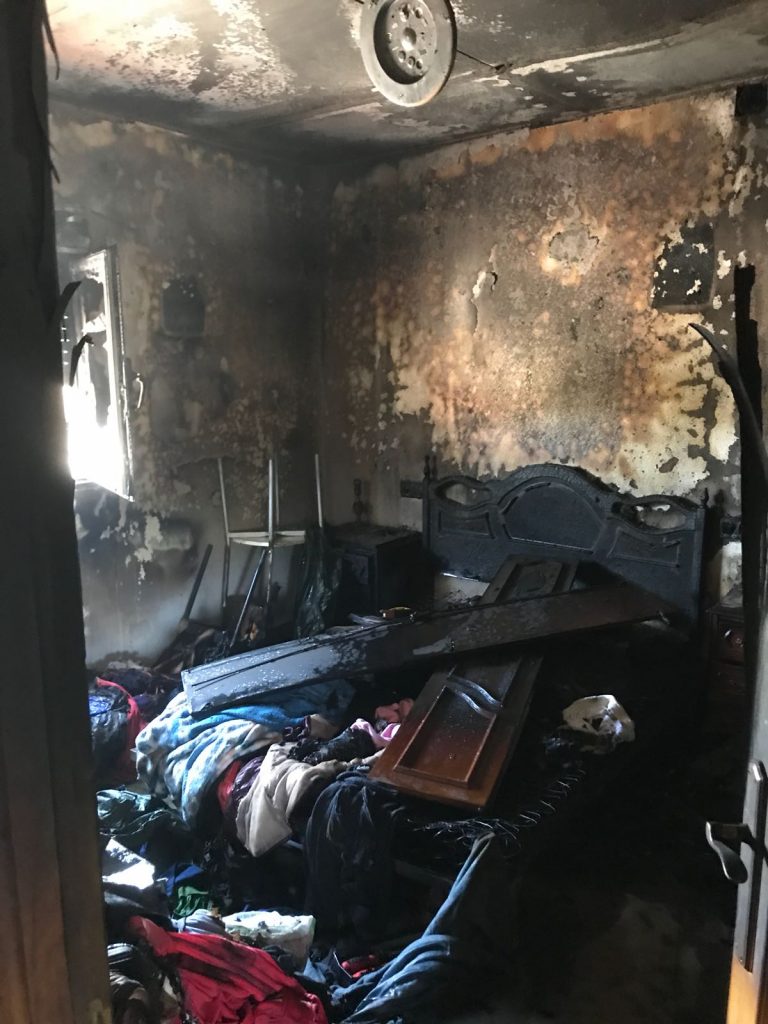 Los bomberos actúan para apagar el incendio en una vivienda de la ronda del Carmen