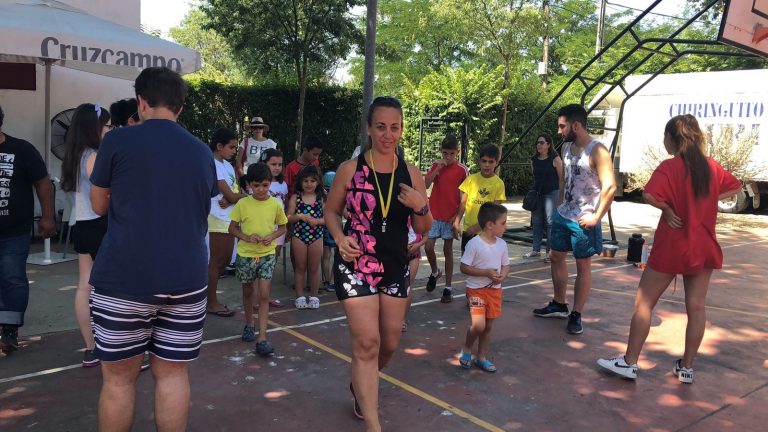 Los más pequeños se refrescan con juegos de agua en La Poblachuela