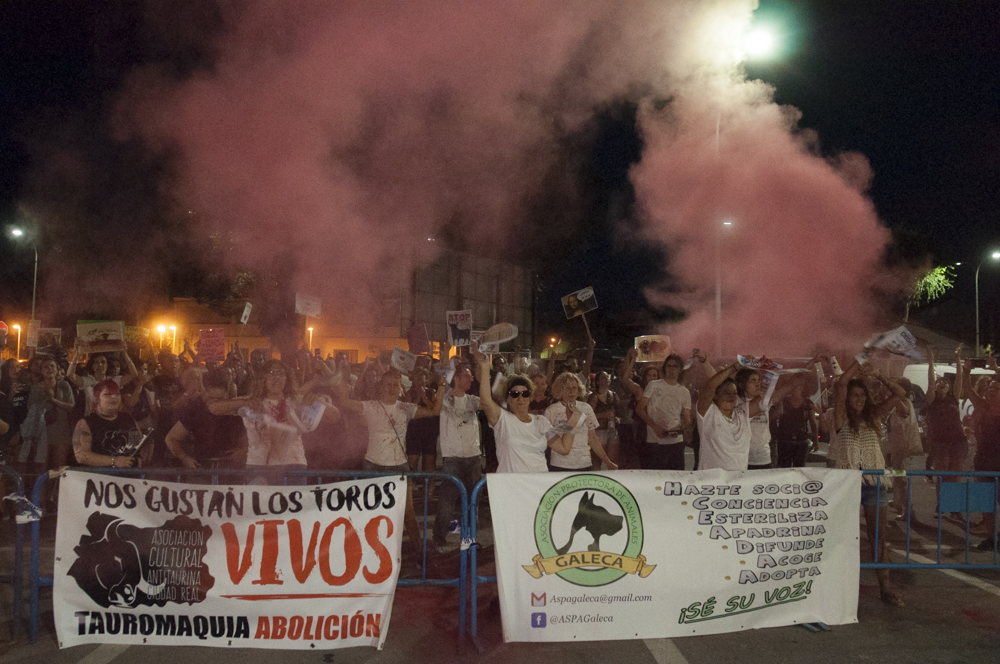 Tensión entre antitaurinos y aficionados a la salida de última corrida de ferias |