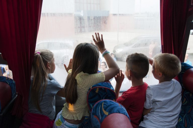 CREAN busca tres familias para completar la acogida de niños ucranianos de este verano