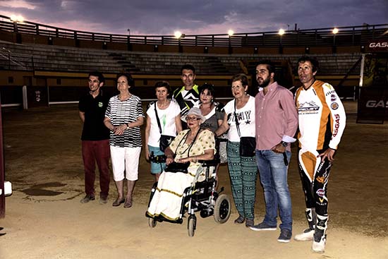 Pilotos, directiva de AIDAC y concejal de Deportes, posando_FOTO-José Carlos Morales