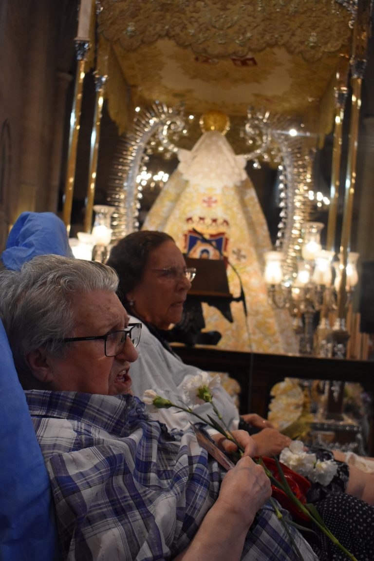 La Caravana Blanca cumple la tradición de visitar a la Virgen del Prado
