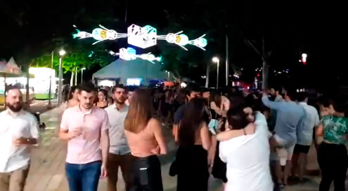 Larga cola para acceder a la carpa del recinto ferial