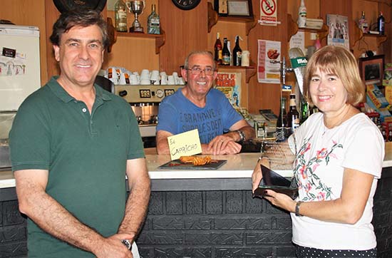 ganador ruta tapa, alcalde junto a premiada