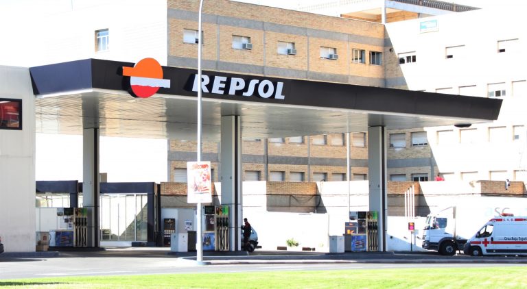 La rebaja en el combustible se aplicará desde el viernes al repostar y se sumará a la de las petroleras